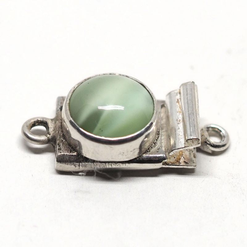 Round green clasp