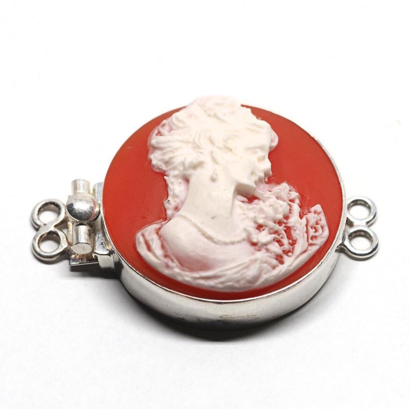 Round cameo clasp