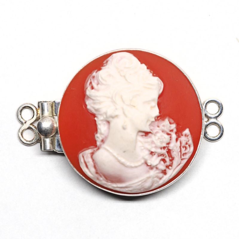 Round cameo clasp