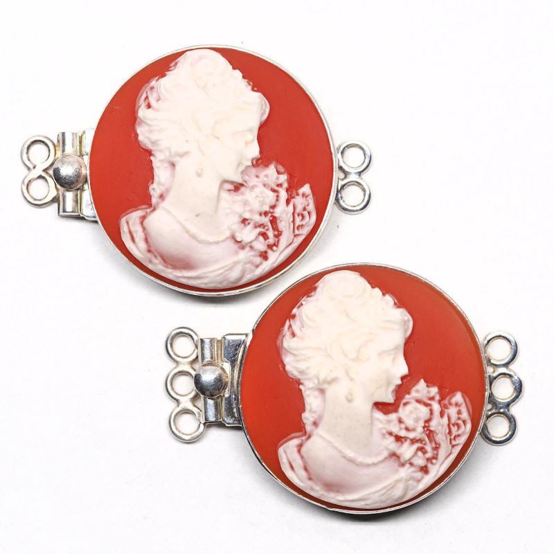 Round cameo clasp