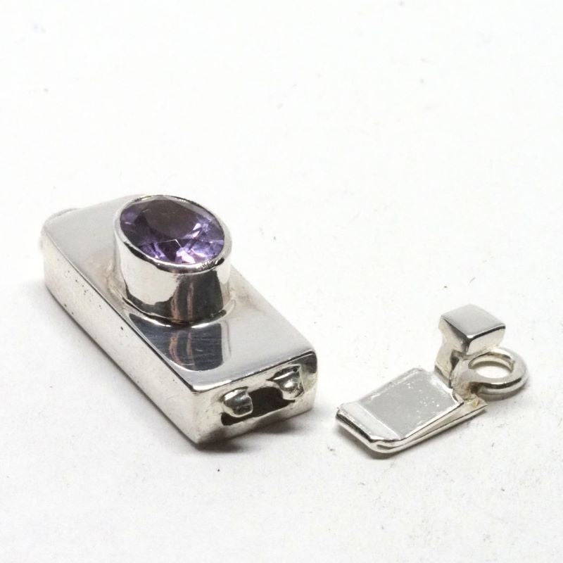 Single oval amethyst clasp