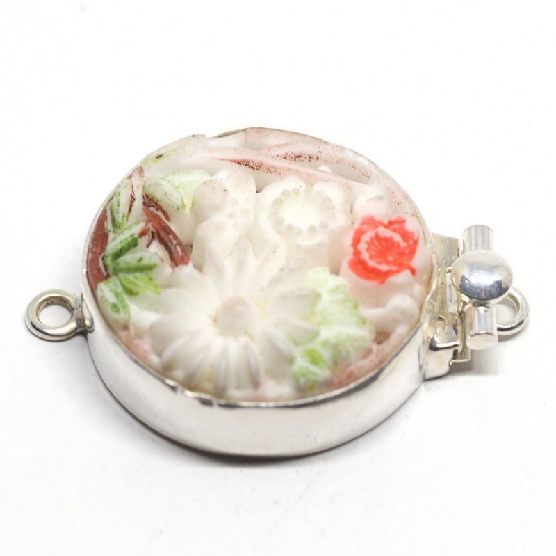 Floral bouquet clasp