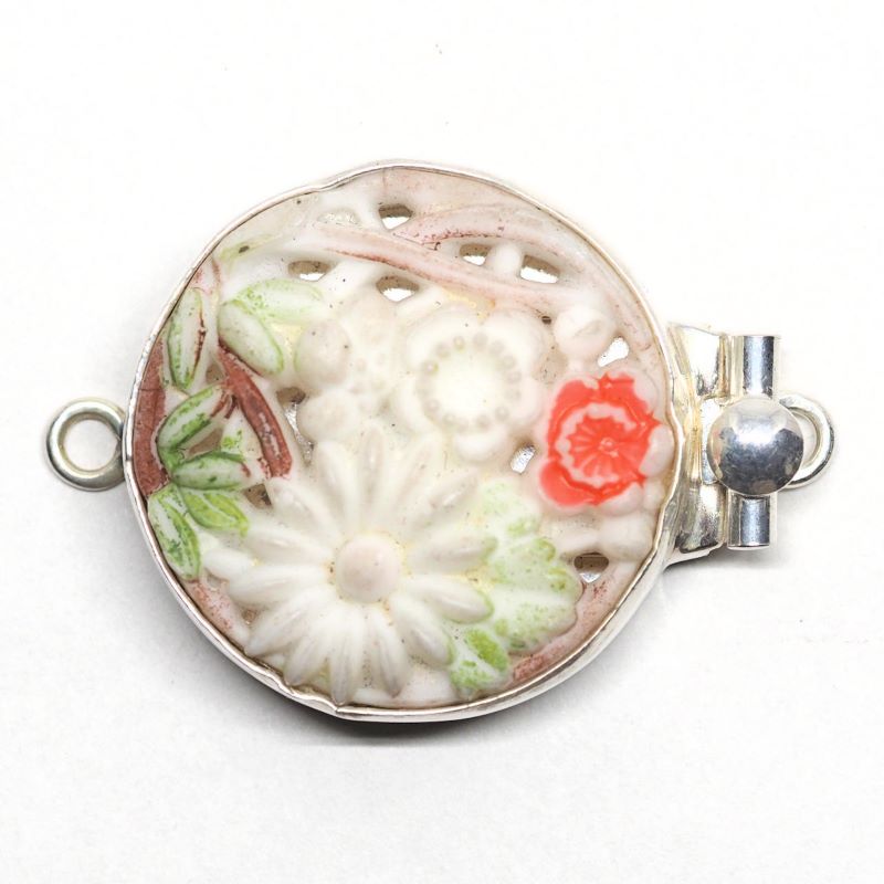 Floral bouquet clasp