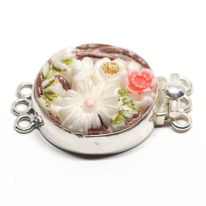 Floral bouquet clasp