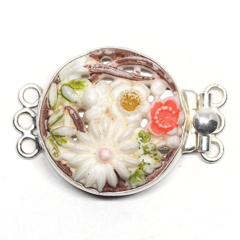 Floral bouquet clasp