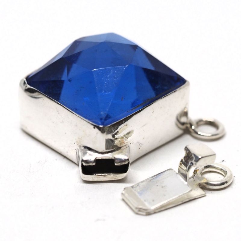 Square blue sapphire pendant clasp