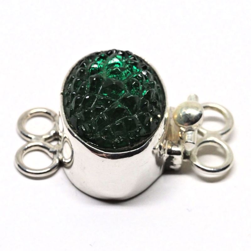 Sideways emerald pebble clasp