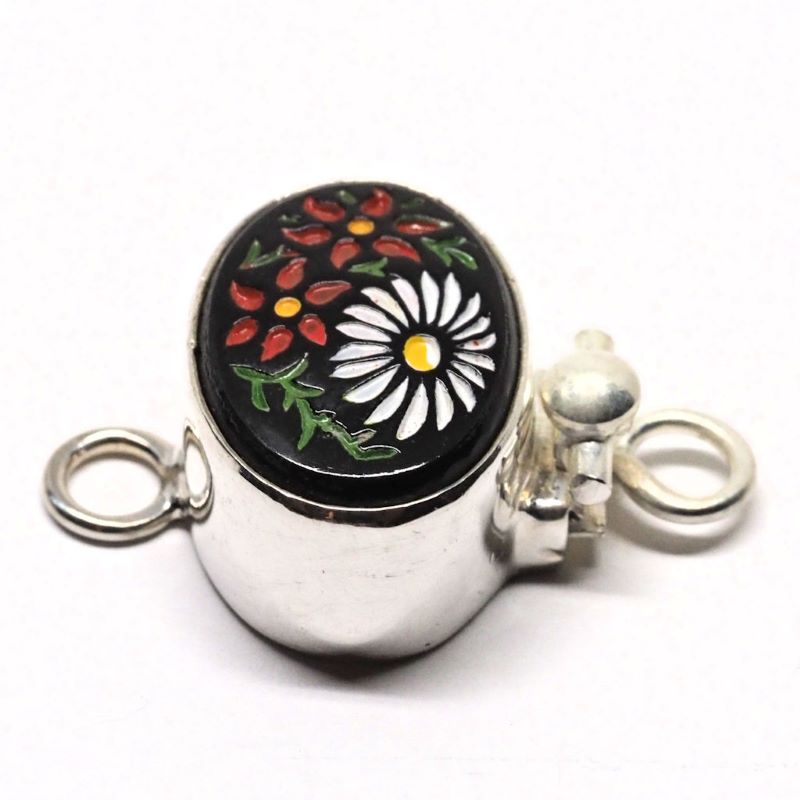 Japanese daisy clasp