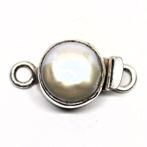 Tiny round pearl clasp